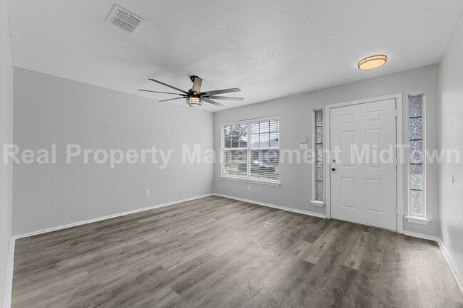 Building Photo - 2205 Bolivar Dr