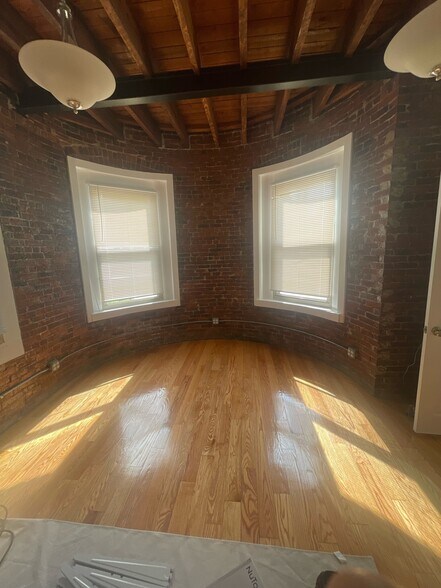 Building Photo - 43 Beacon St