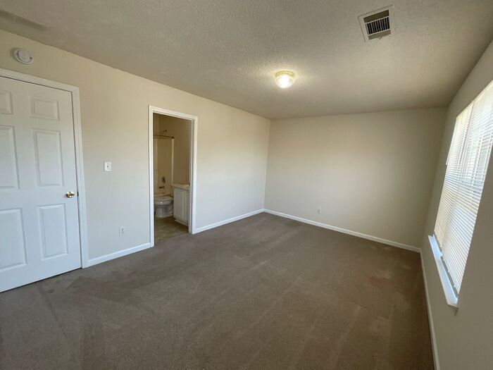 Building Photo - 1608 Hallmark Hills Dr