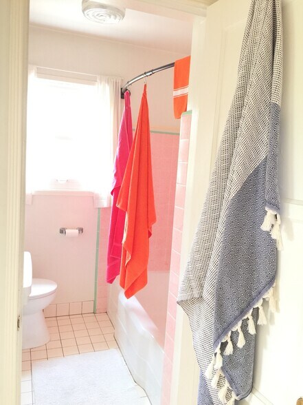 Tub and shower - 1131 Bay Street