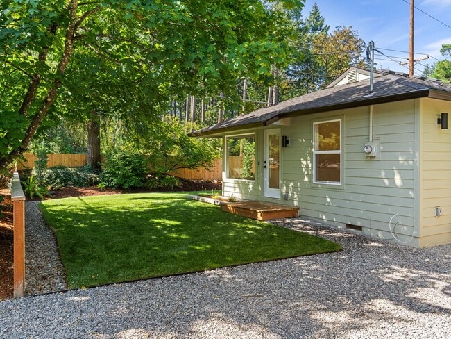 Building Photo - Light-Filled, Fully Remodeled 2?Bed / 1?Ba...