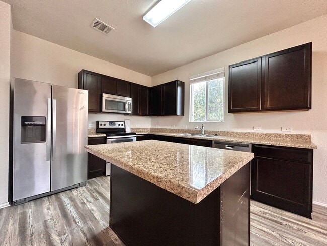 Building Photo - Charming 3/BR 2/BA  Home with Spacious Backyard