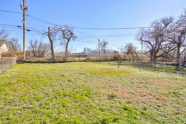 Building Photo - Prime Location! 2BR/1BA Home Minutes from ...