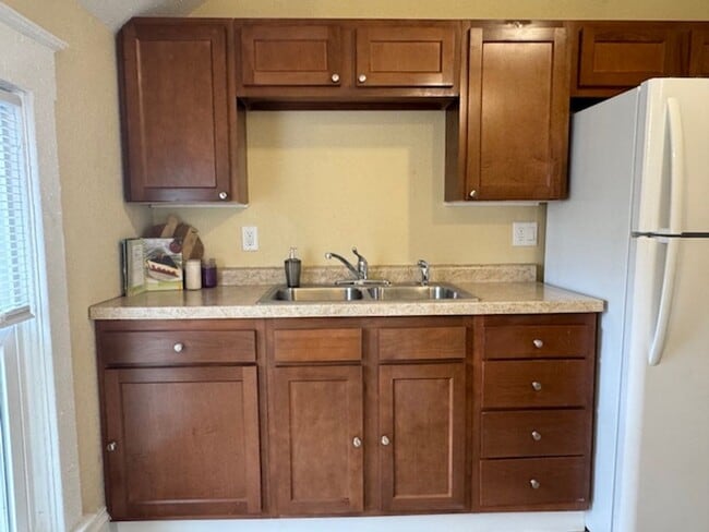 Building Photo - 629 Otter Ave