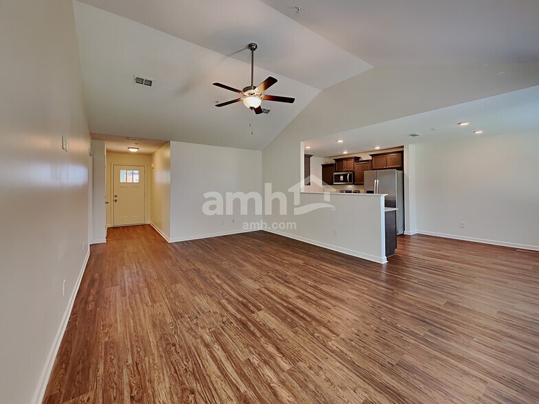 Building Photo - 609 Crooked Creek