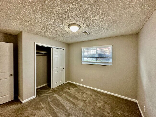 Building Photo - AVAILABLE NOW!! Wonderful 3 bed/2 bath hal...