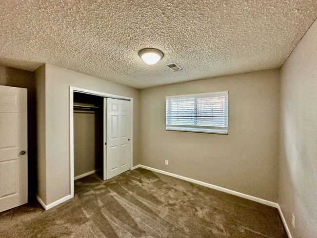 Building Photo - Wonderful duplex in Westminster!