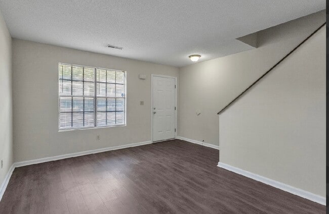 Building Photo - 102 Kimeran Ln