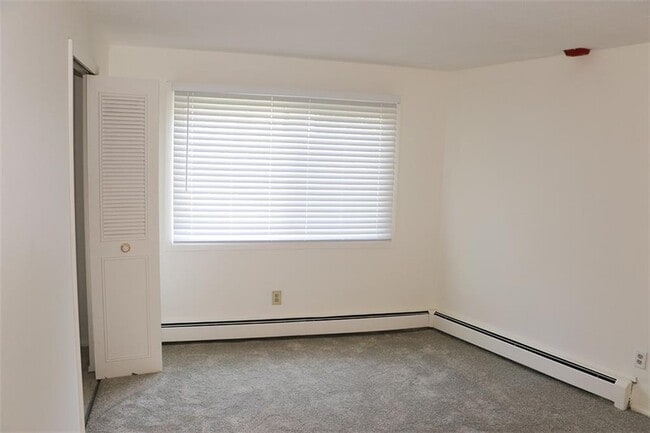 Building Photo - 494 Putnam Pike