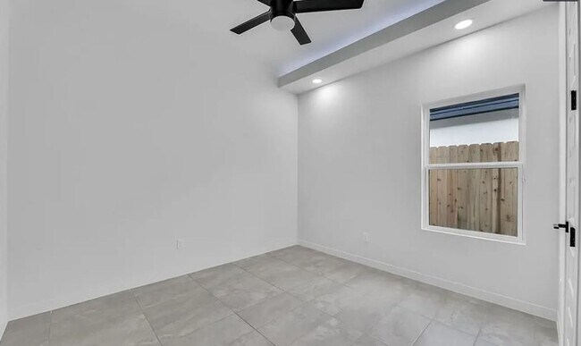 Building Photo - Luxury Living in Hyde Park – Edinburg/McAl...
