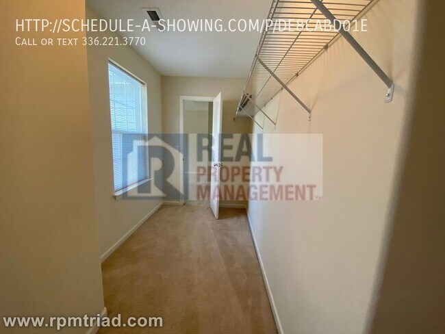 Building Photo - 3 Bedroom / 2.5 Bath Home Available Now!