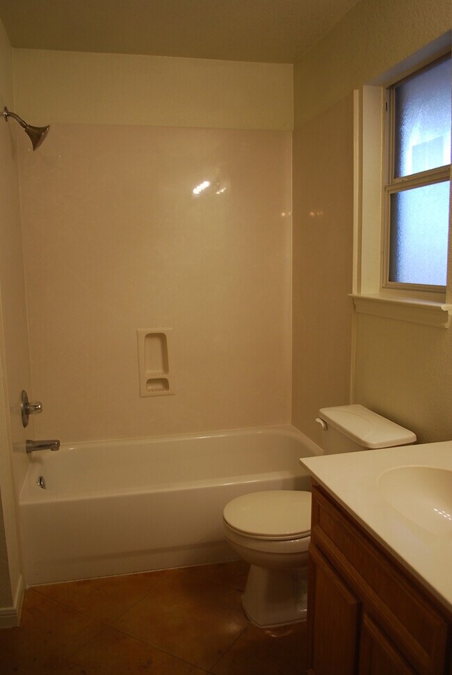 Building Photo - 915 Maplewood Dr