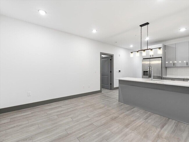 Building Photo - 531 32nd St