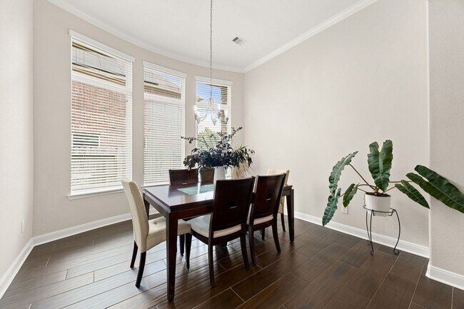Building Photo - 25819 Oakwood Knoll Dr