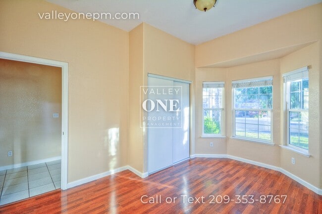 Building Photo - Charming 4 bedroom, 2 bath single story ho...