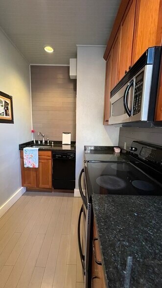 Building Photo - 351 Beacon St