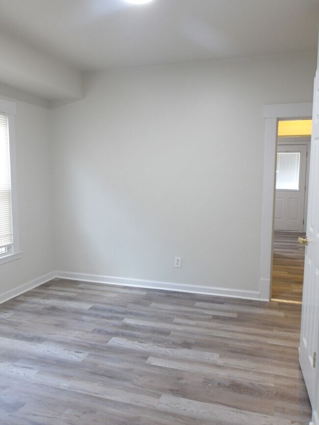 Building Photo - 633 W Ormsby Ave