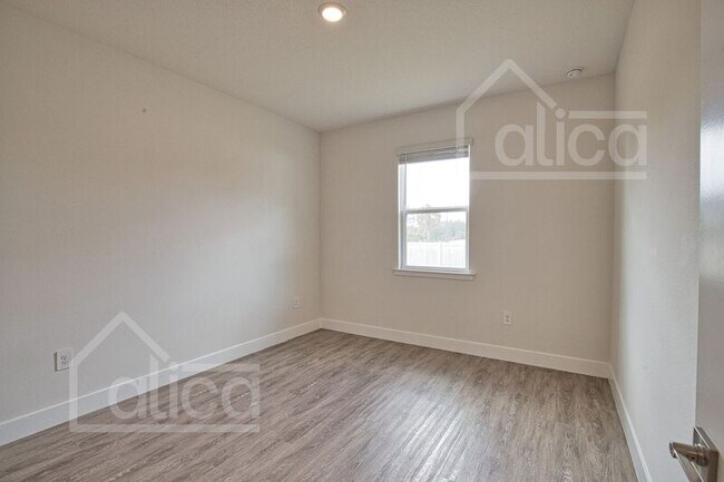 Building Photo - 3539 Donahue Ave