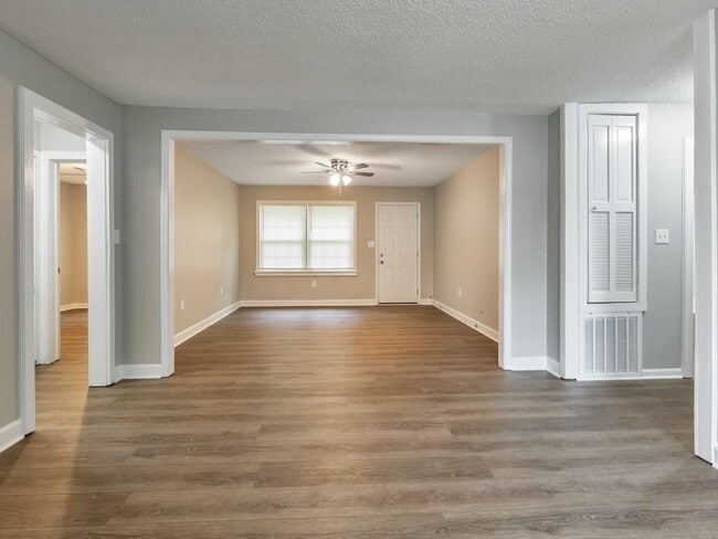 Building Photo - 9138 Clubhouse Dr