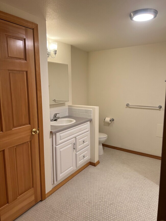 Spacious bathroom - 2171 NE Multnomah St