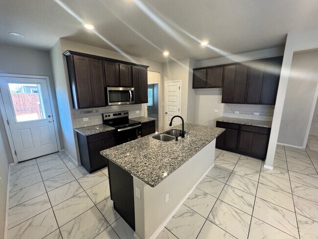 Building Photo - Move-In Ready Modern 4-Bedroom 2 Bath Home...
