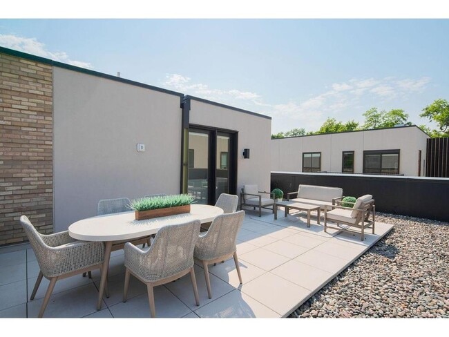 Building Photo - 9 West Dr