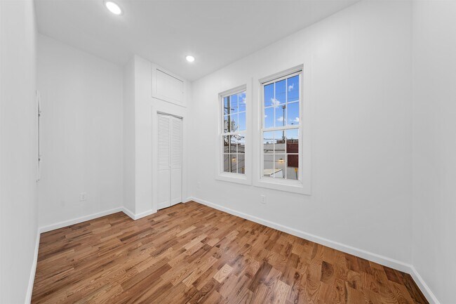 Building Photo - 1111 53rd St