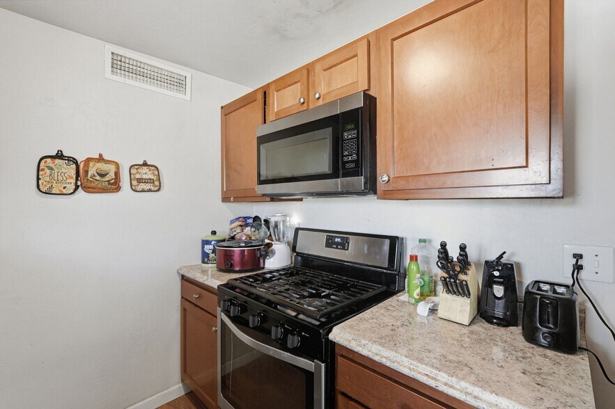 Building Photo - 2439 Parkside Dr