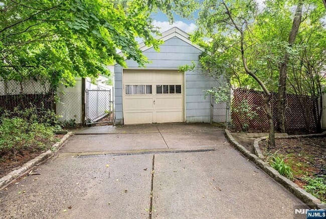 Building Photo - 133 Highwood Ave