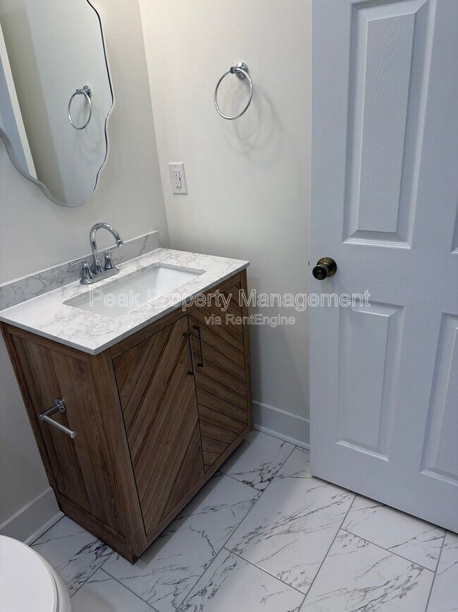 Building Photo - 3014 Parkwood Ave