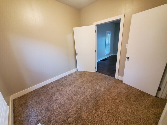 Building Photo - 2 Bedroom, 1 Bathroom home with front porch and fenced yard!