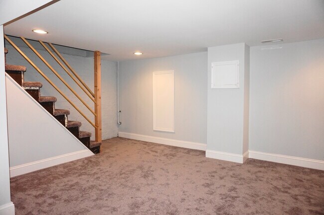 Building Photo - Completely Renovated 3 Bedroom w/ Garage i...