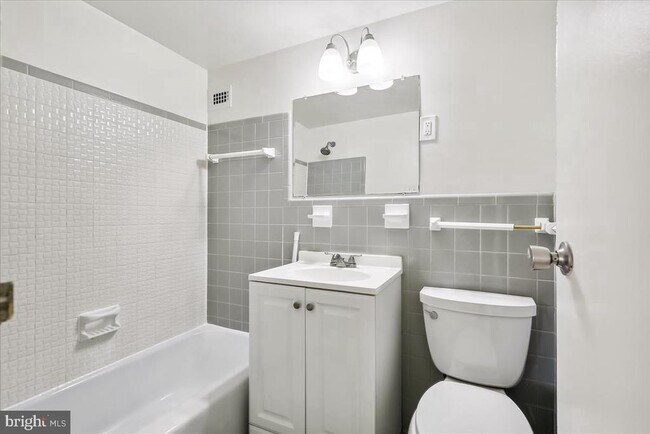 Building Photo - 10401 Grosvenor Pl