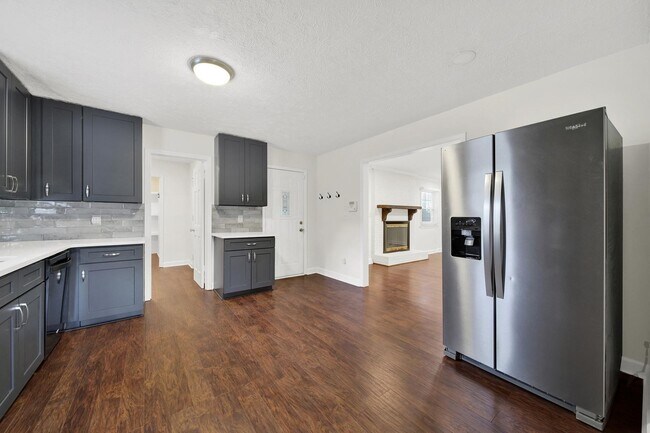 Building Photo - Beautifully Renovated Three Bed Two Bath R...