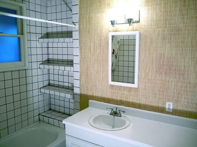 Building Photo - 921 Westmount Dr