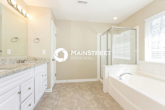 Building Photo - 4 Bedroom Pet-Friendly Home in Charlotte, NC with Main Street Renewal