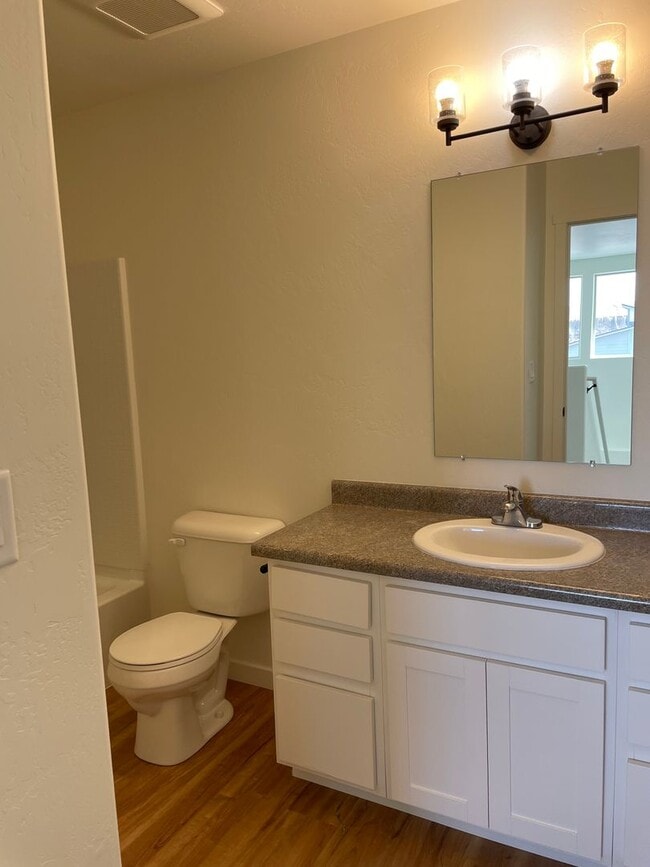 Building Photo - 3 Bedroom/2 1/2 bath, 2 car garage availab...