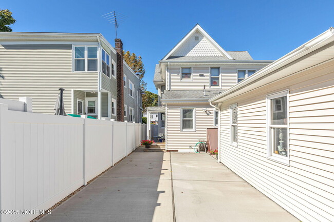 Building Photo - 353 Main St