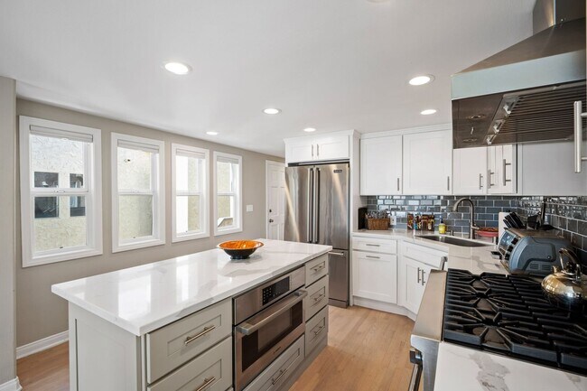 Building Photo - 5 Bedroom + 4 Bathroom Home  | Ocean Opulence | Furnished Monthly Rental