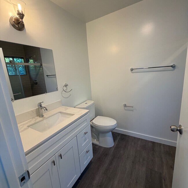 Building Photo - 800 N June St