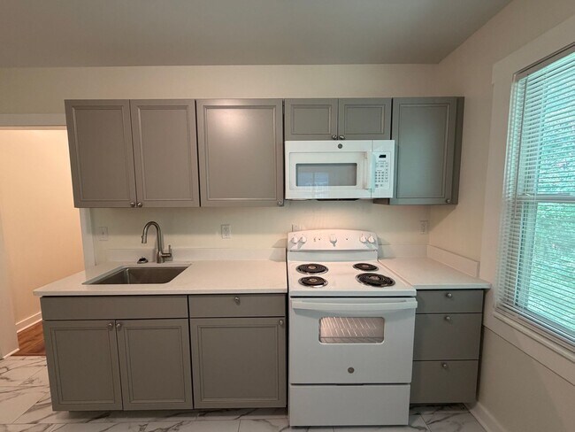 Building Photo - Swannanoa - Newly Renovated Beacon Village Cottage