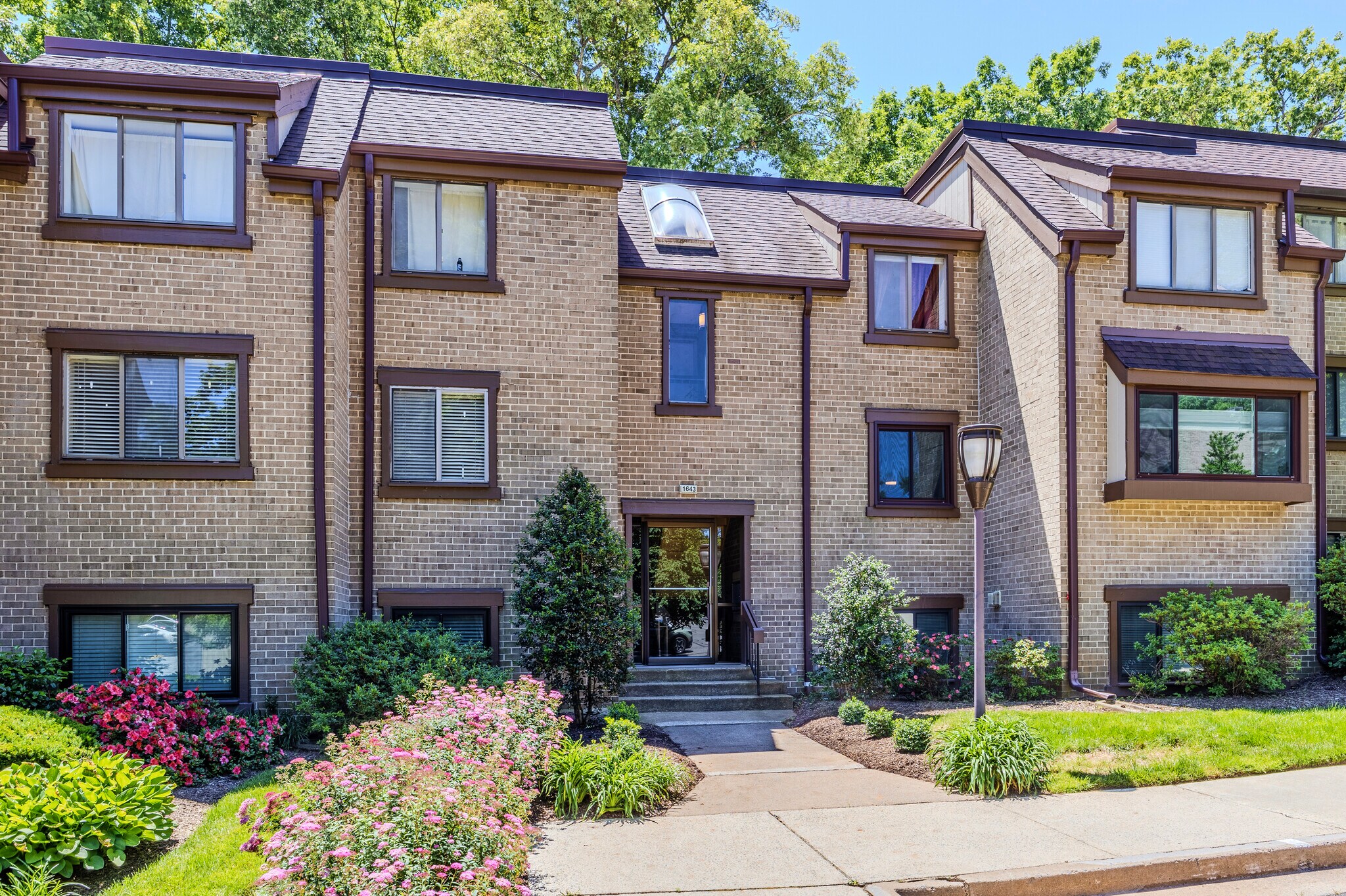 Building Photo - 1643 Parkcrest Cir