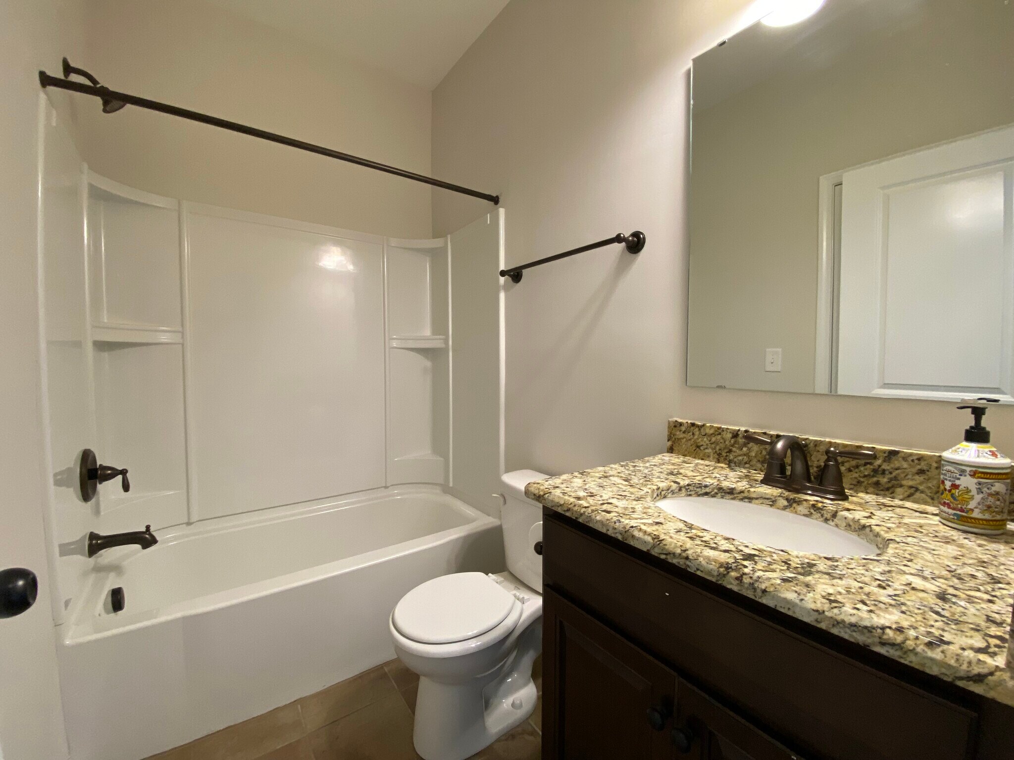 Dowstairs full bathroom - 2076 Waverly Ct