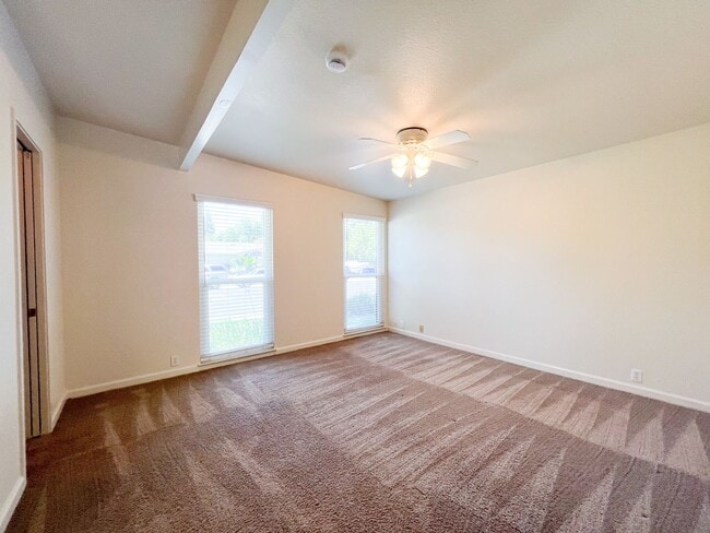 Building Photo - Spacious 3 Bed 2 Bath Home