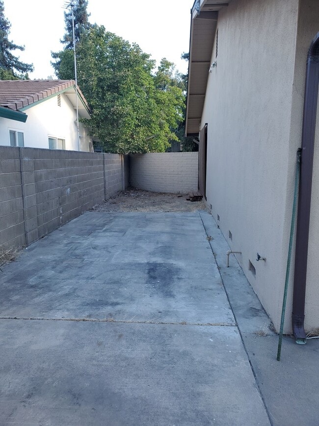 Building Photo - Modesto 3 bedroom 2.5  bathroom off McHenry