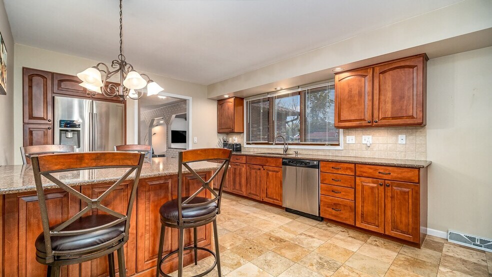 Building Photo - 886 Arthur Dr