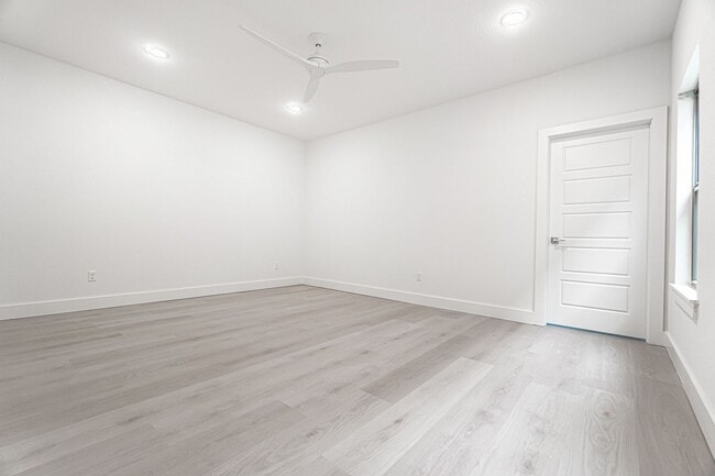 Building Photo - Welcome to the modern Townhomes in Bentonville