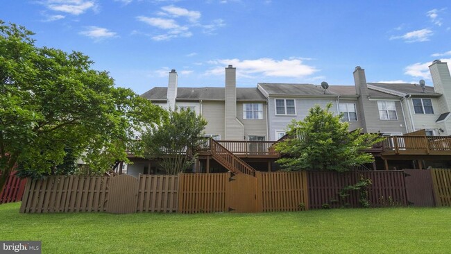 Building Photo - Modern Three-Level Townhome in the Heart o...