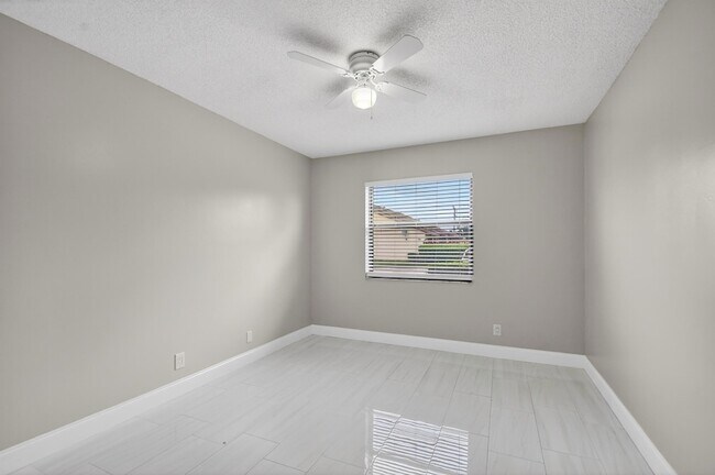 Building Photo - 484 Springdale Cir