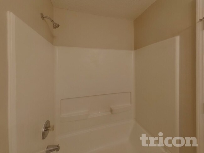 Building Photo - 142 Quiet Grove Dr